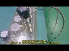 Regulador de panel secundario con manguera encendida en preparación para el ensayo de presión de retención.